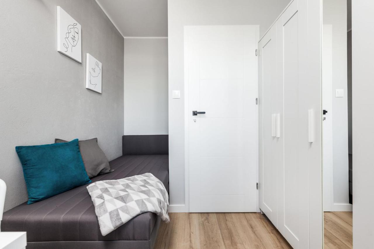 Pokoje Gdansk Zaspa - Pilotow 20B, 800M Skm-Zaspa, Odleglosc Do Morza 3Km Apartment Exterior photo